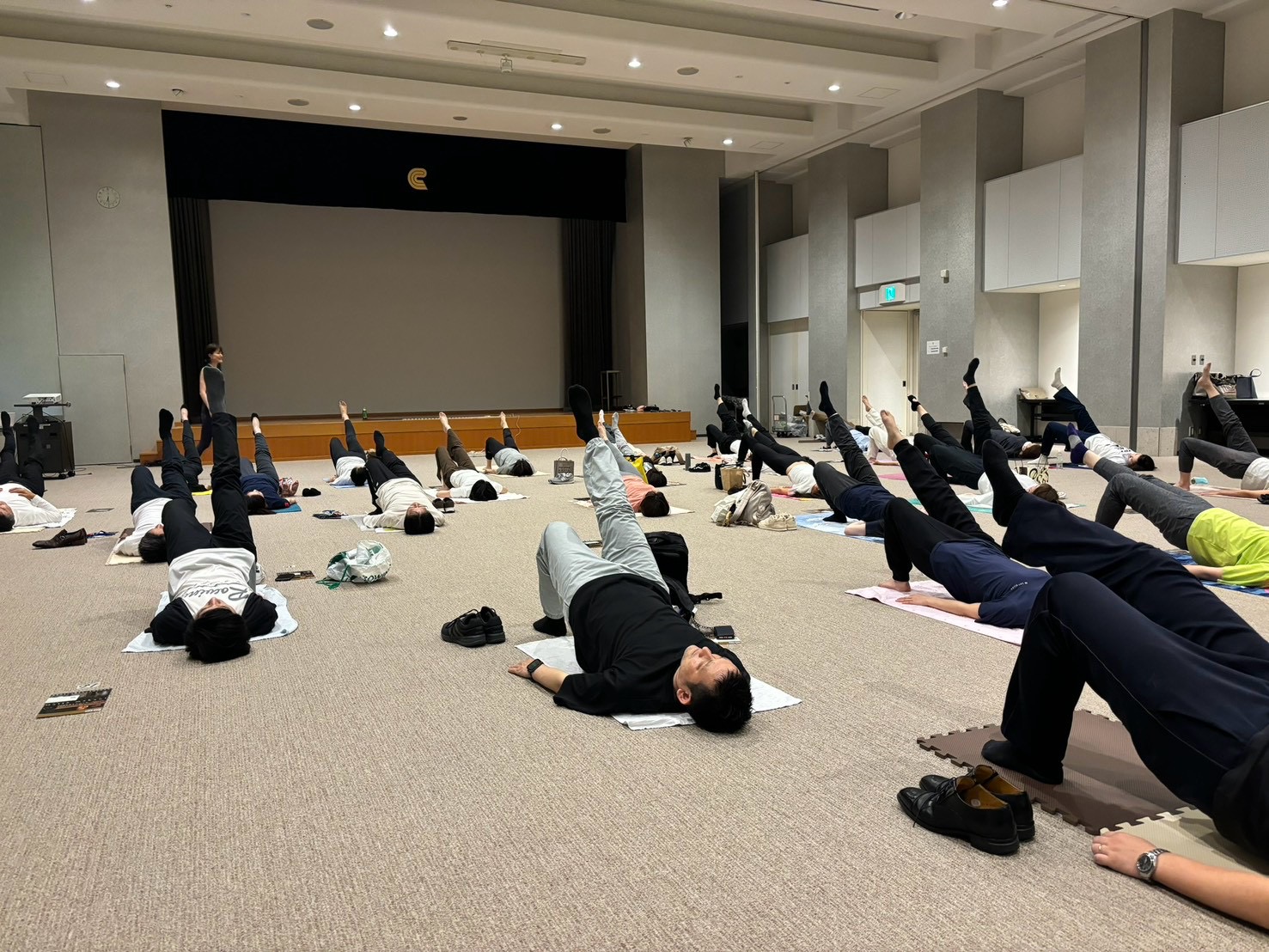 会場で体操に取り組む参加者たち