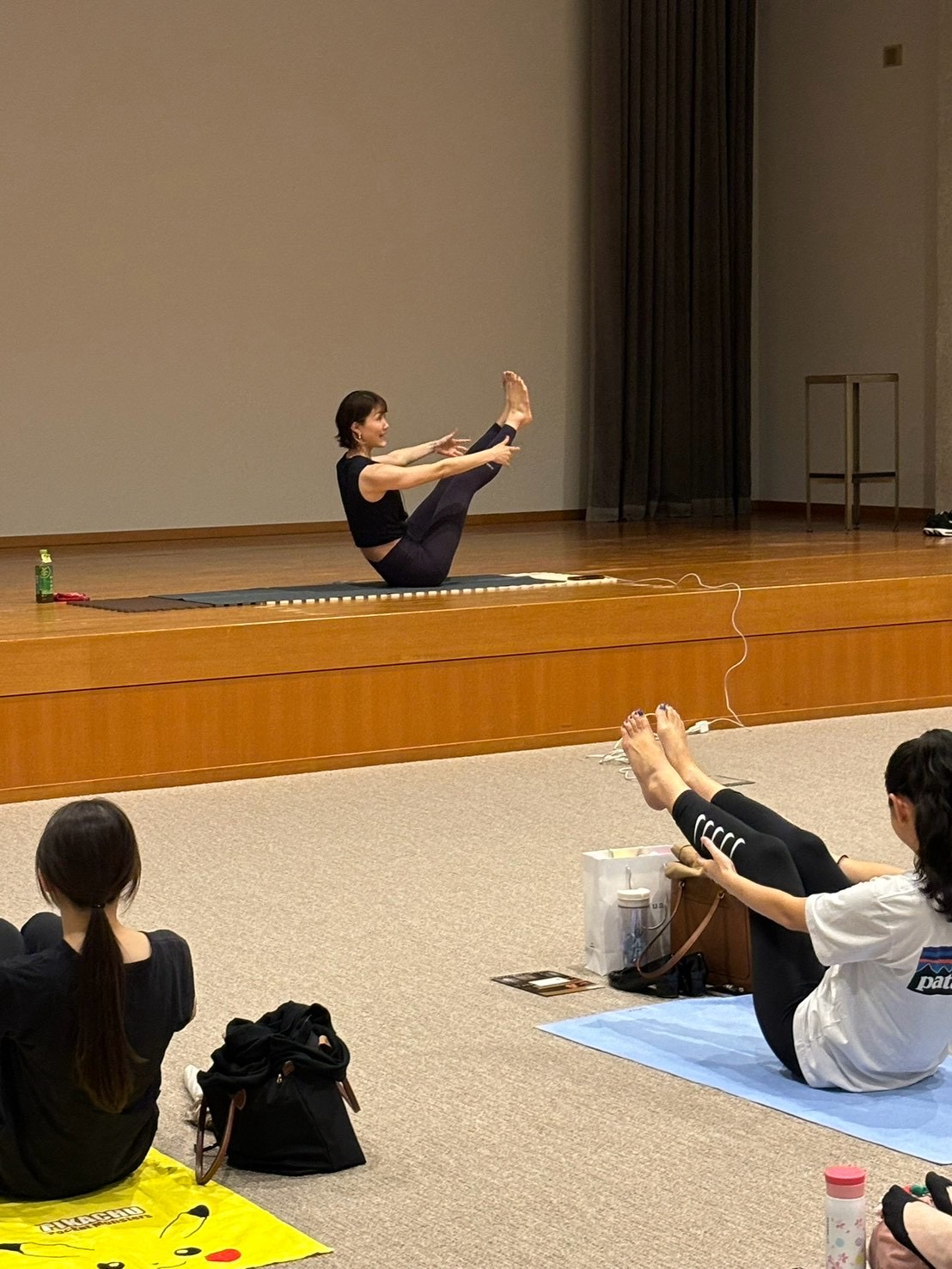 講座の会場で運動を実演する場面