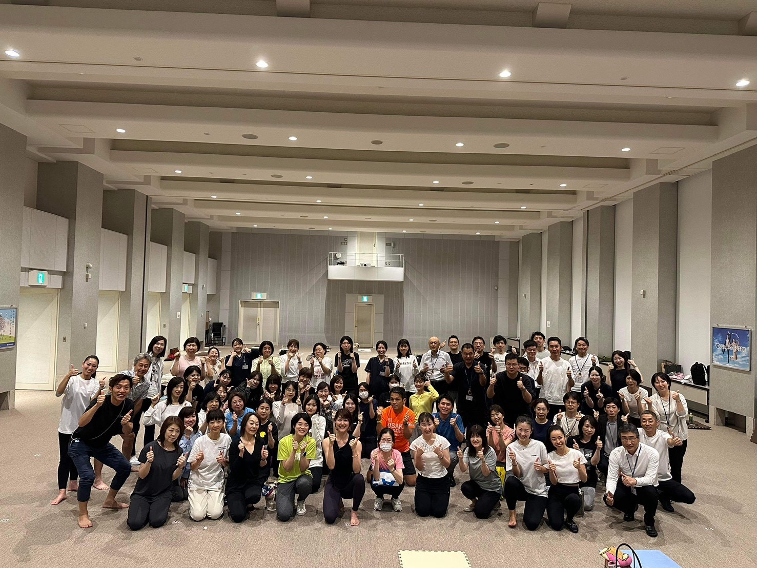 会場いっぱいに集まった参加者の集合写真